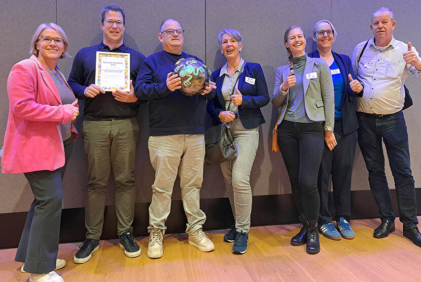De winnaars met de gouden prokkel, een trofee in de vorm van een bal.